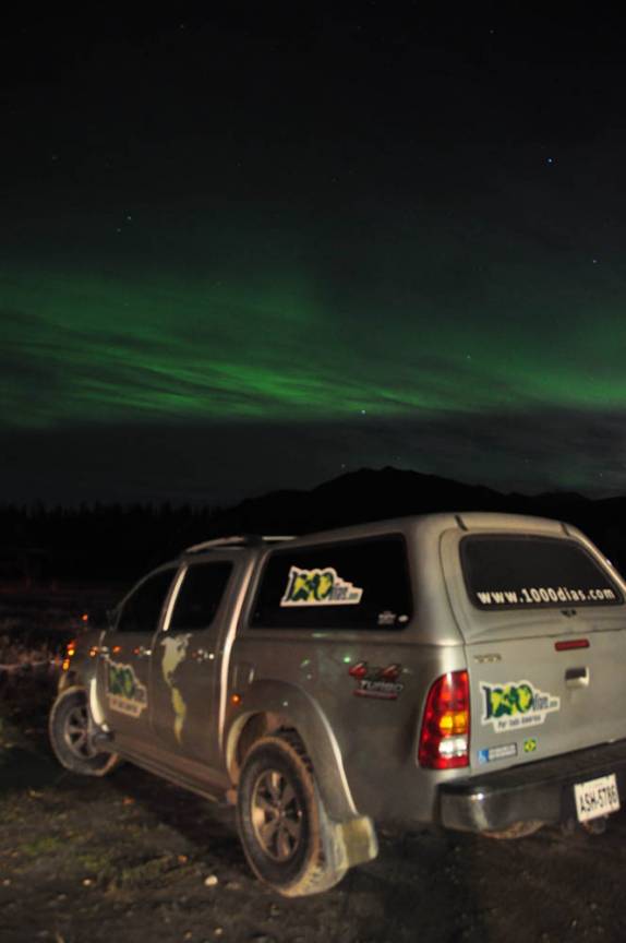 Até a Fiona ficou impressionada com o show da Aurora Boreal em Coldfoot, 95 km ao norte do Círculo Polar, na Dalton Highway, no Alaska